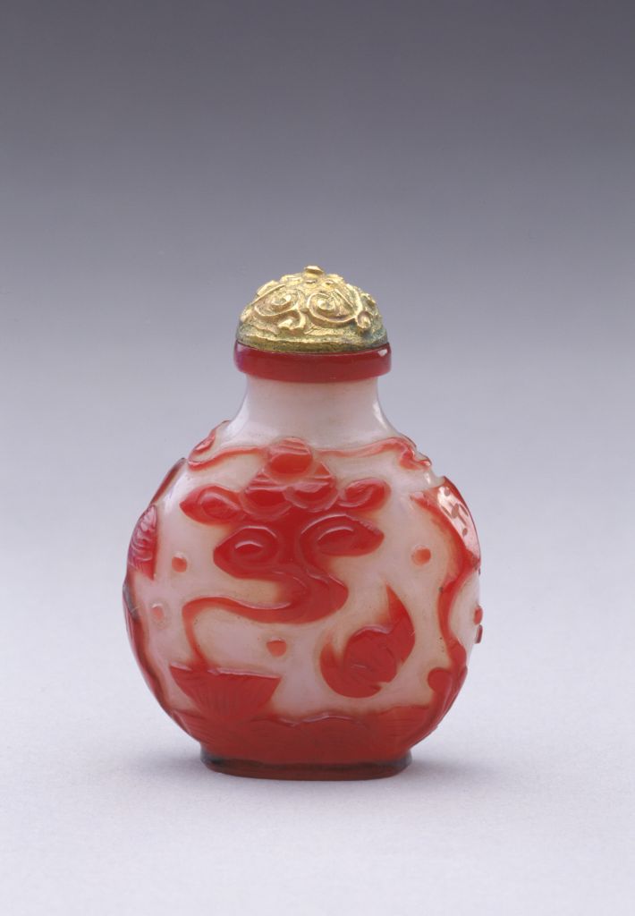 图片[1]-White set red glass fairy pavilion snuff bottle-China Archive